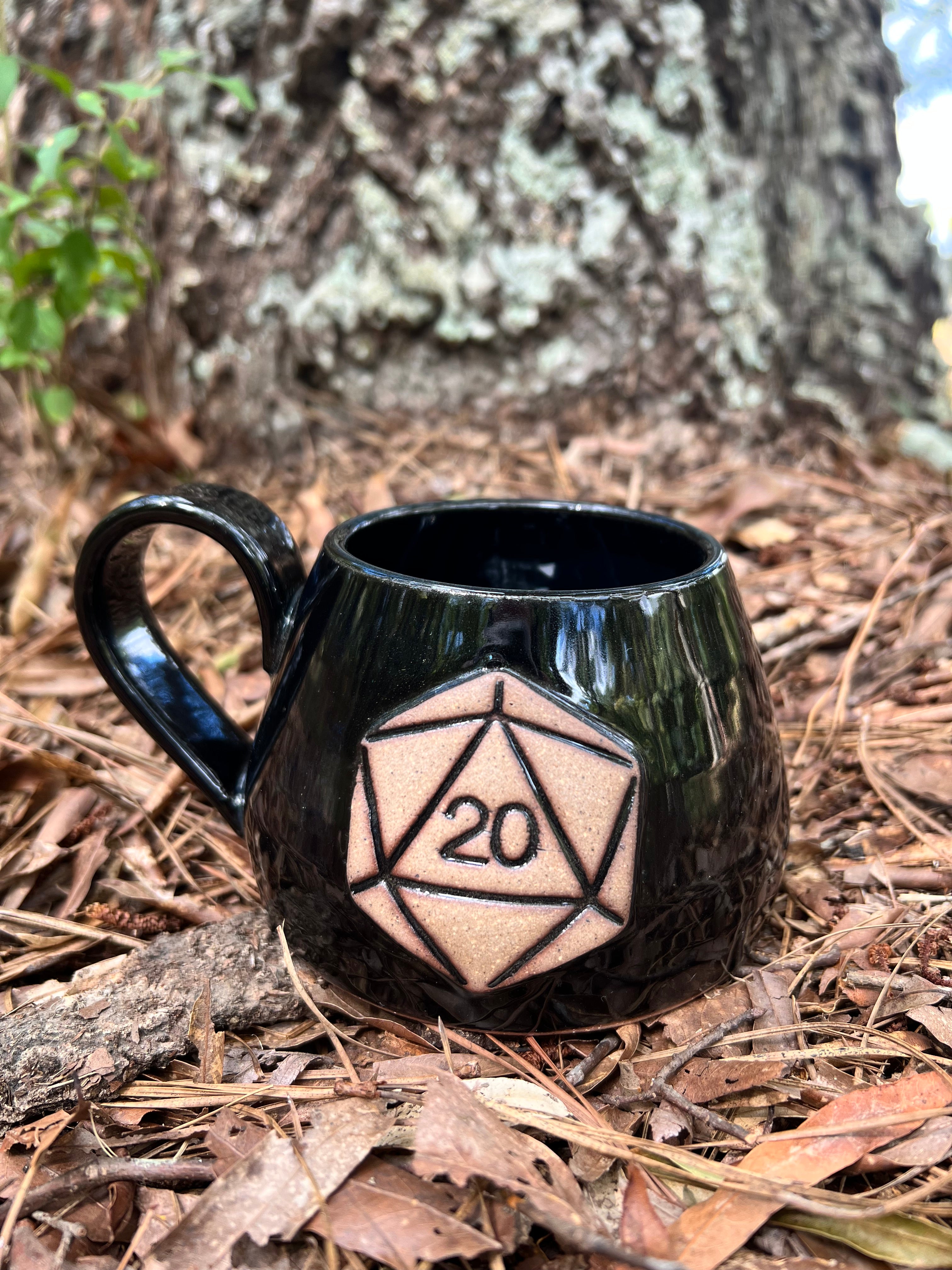 black d20 mug
