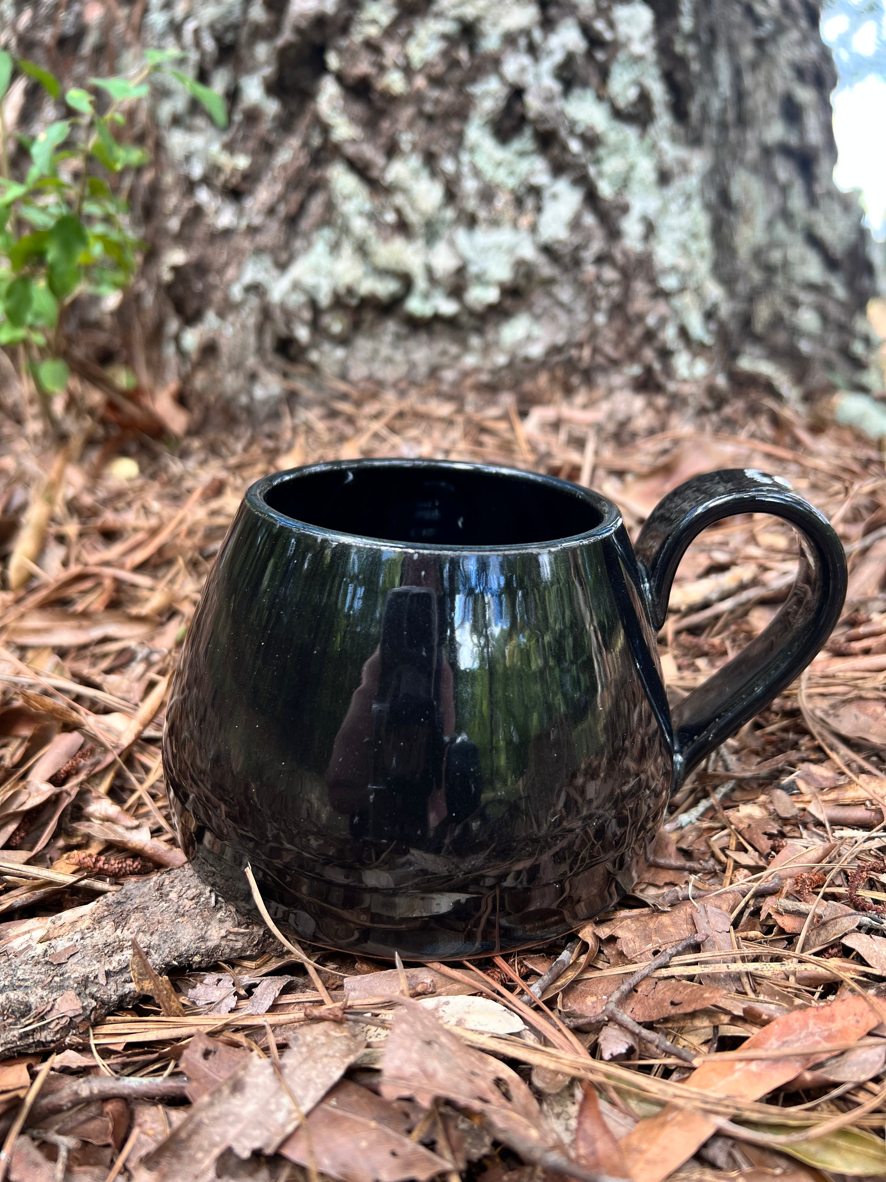 black d20 mug