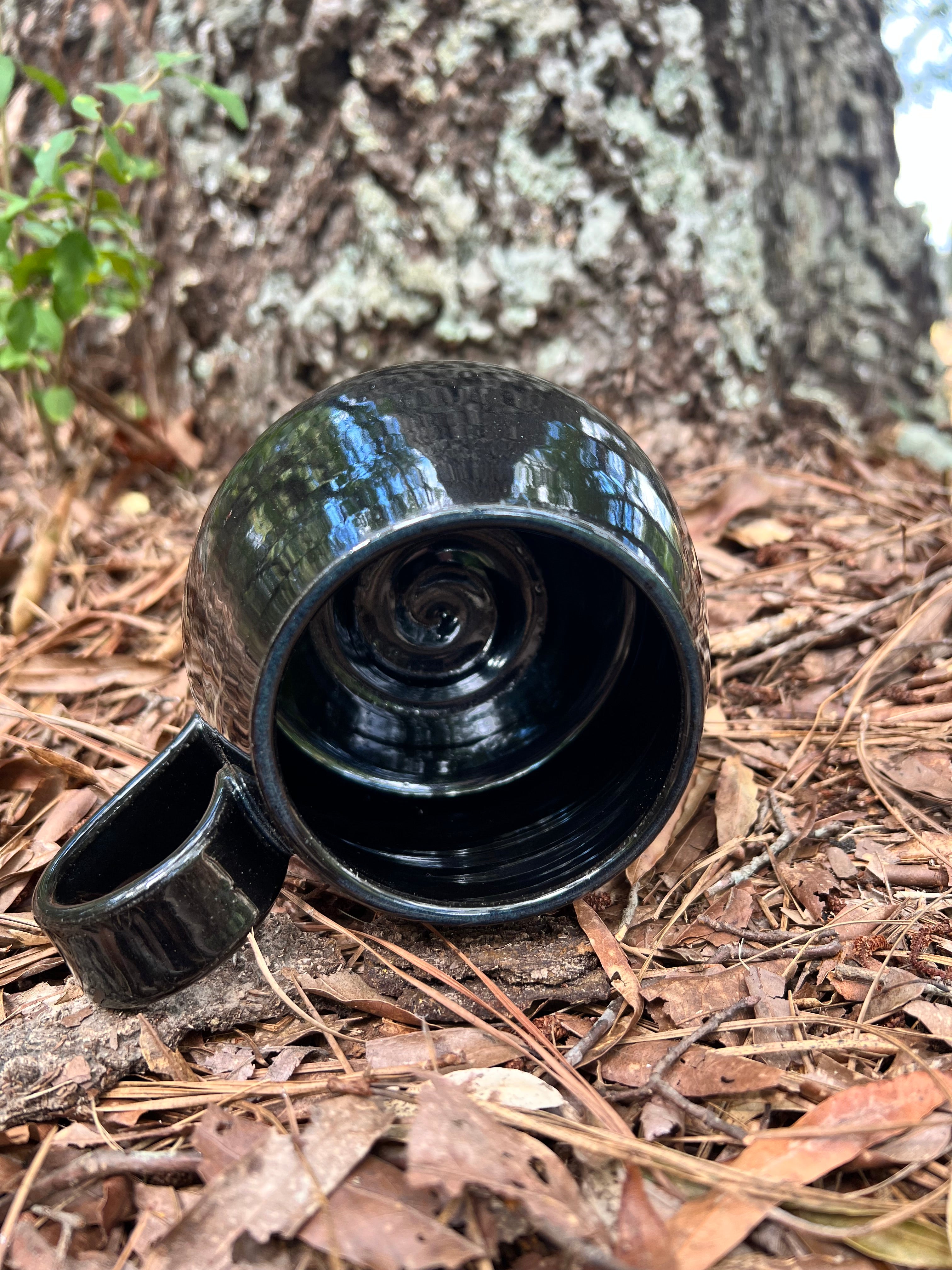 black d20 mug